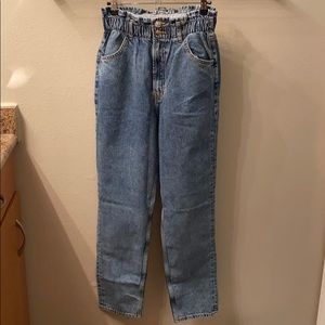 High-waist retro tapered jeans with ruffle waist